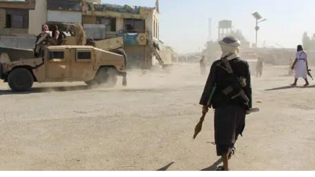 باكستان وأفغانستان تتبادلان القصف على وقع محادثات أمريكا وإيران 