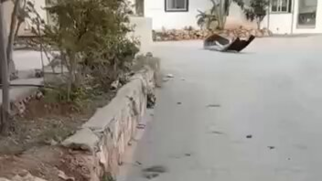 استهداف مباشر… غارة إسرائيلية تطال حاجز الجيش في العامرية (فيديو)