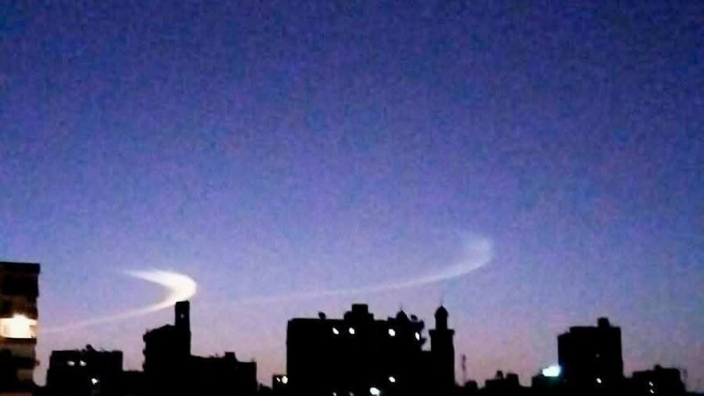 أجسام ضوئية في سماء مصر تثير الجدل.. والبحوث الفلكية تكشف السر
