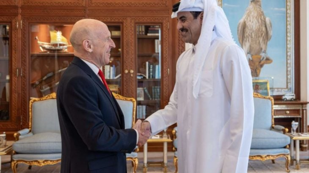 أمير قطر يبحث تطورات المنطقة مع وزير الدفاع البريطاني