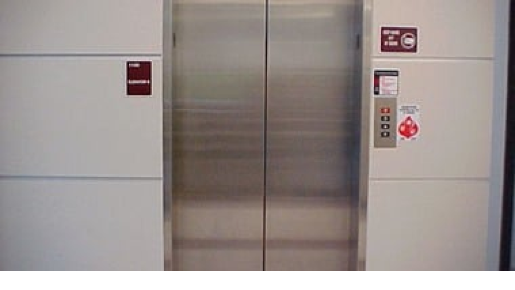 ‏سقوط مصعد في بيروت بشابين بسبب الحمولة الزائدة (فيديو)