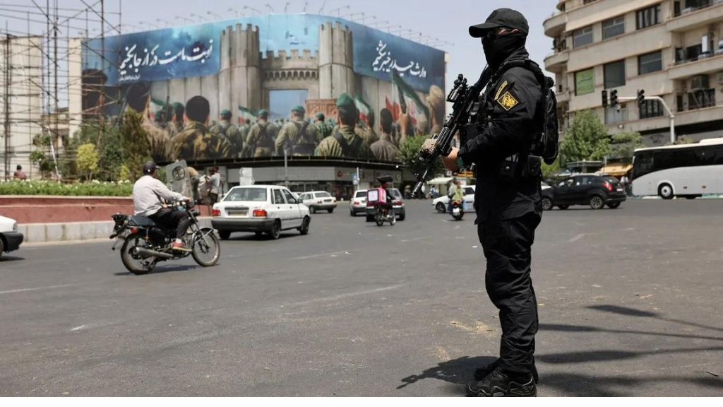 “الحرس الثوري” يعتقل 65 عميلًا