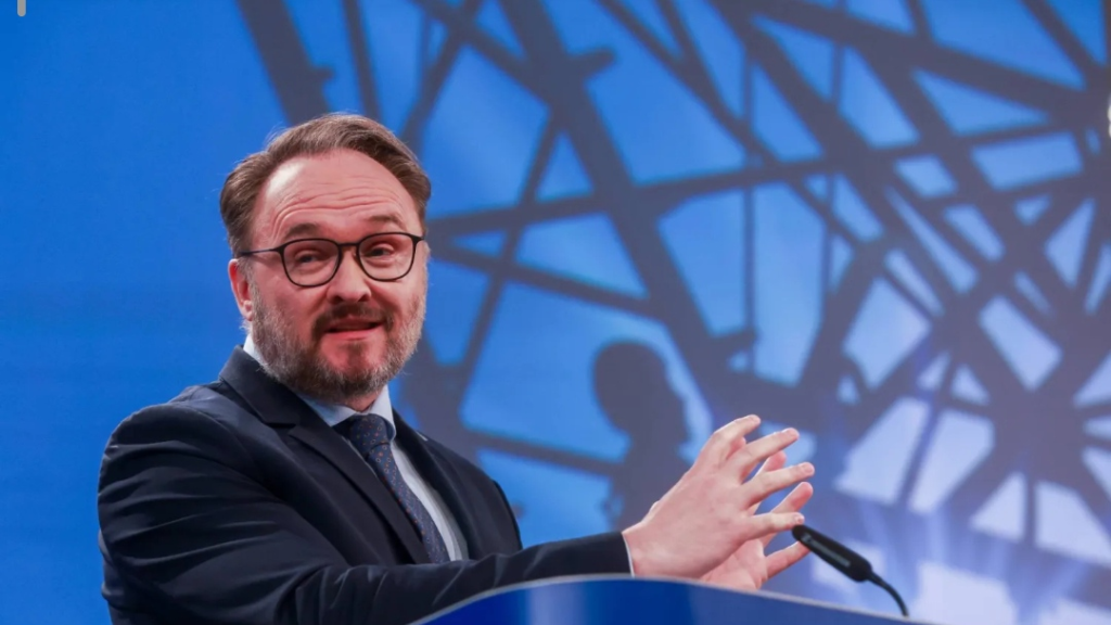 المفوضية الأوروبية تدعو للعمل عن بُعد وترشيد استهلاك الوقود