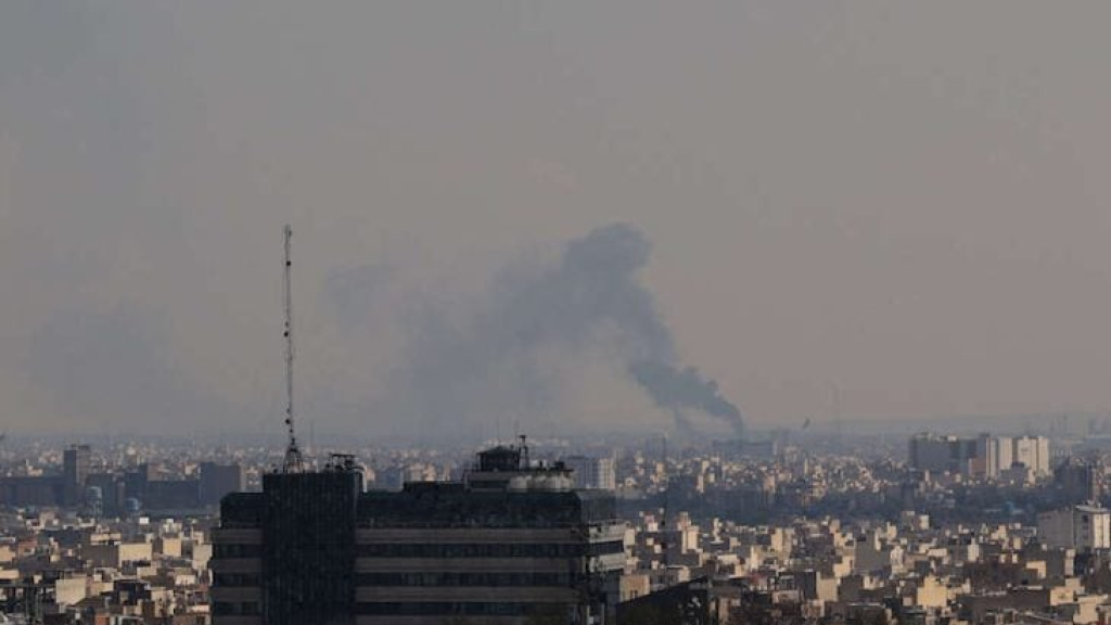 إيران: مطار كاشان ومدن عدة تتعرض لهجمات أمريكية وإسرائيلية