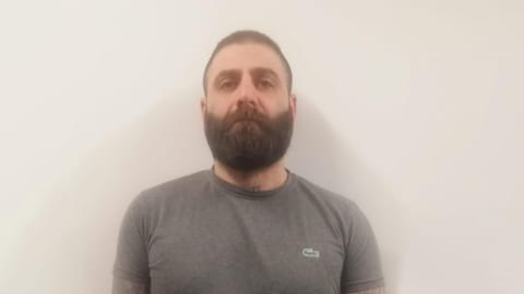 يوهِم اللبنانييّن بأنّه عنصر أمنيّ… هل مَن وقع ضحيّته؟