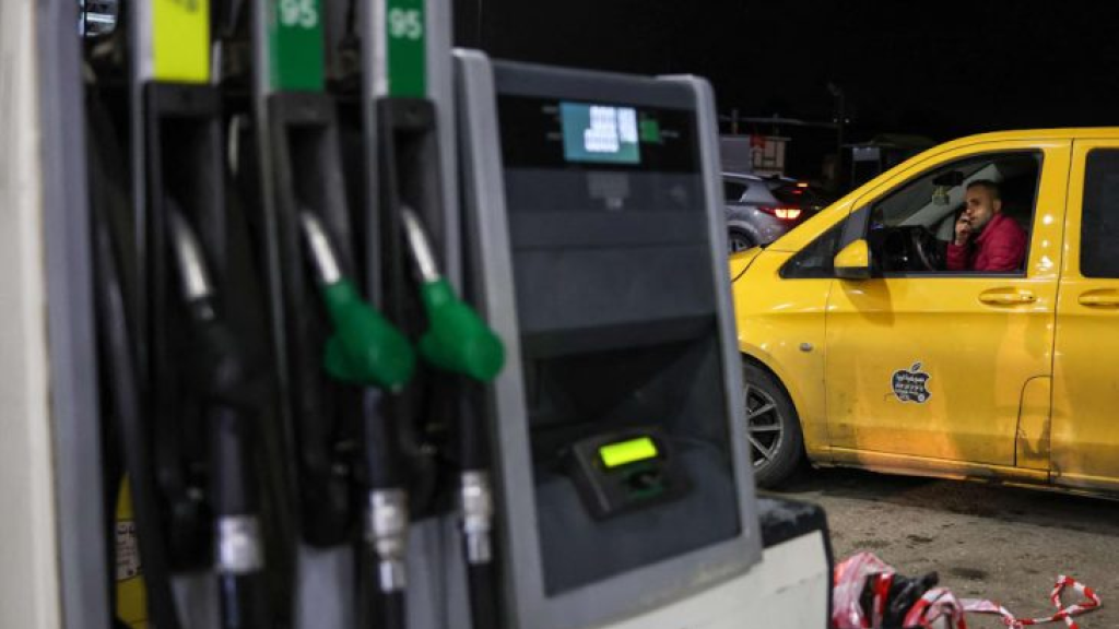 الضفة الغربية المحتلة.. أزمة وقود يفاقمها نقص الإمدادات وارتفاع الأسعار