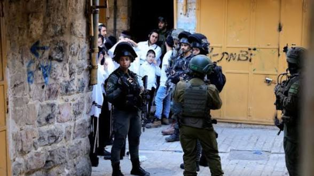 تصـ..ـعيد الاحتـ ـلال في الضفة الغربية: حواجز واقـ..ـتحامات واعتـ.ـداءات للمستو طنين جنوب الخليل.