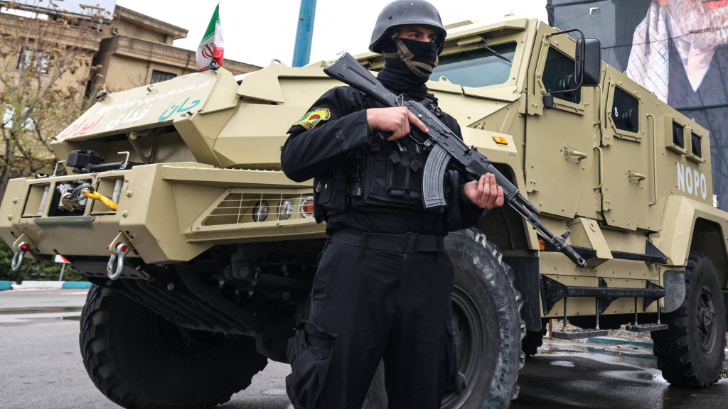 الحرس الثوري الإيراني: استهدفنا طائرة حربية متطورة للعدو وسقطت في المياه بين جزيرتي هنغام وقشم