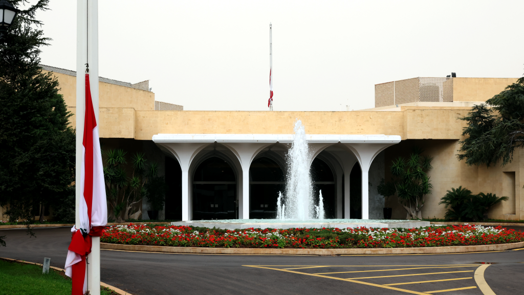 لمناسبة الجمعة العظيمة.. تنكيس العلم اللبناني في بعبدا