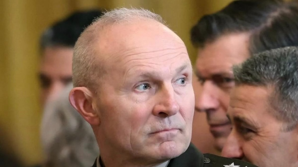 قرار مفاجئ يهزّ الجيش الأميركي… إقالة رئيس الأركان تفجّر الخلافات