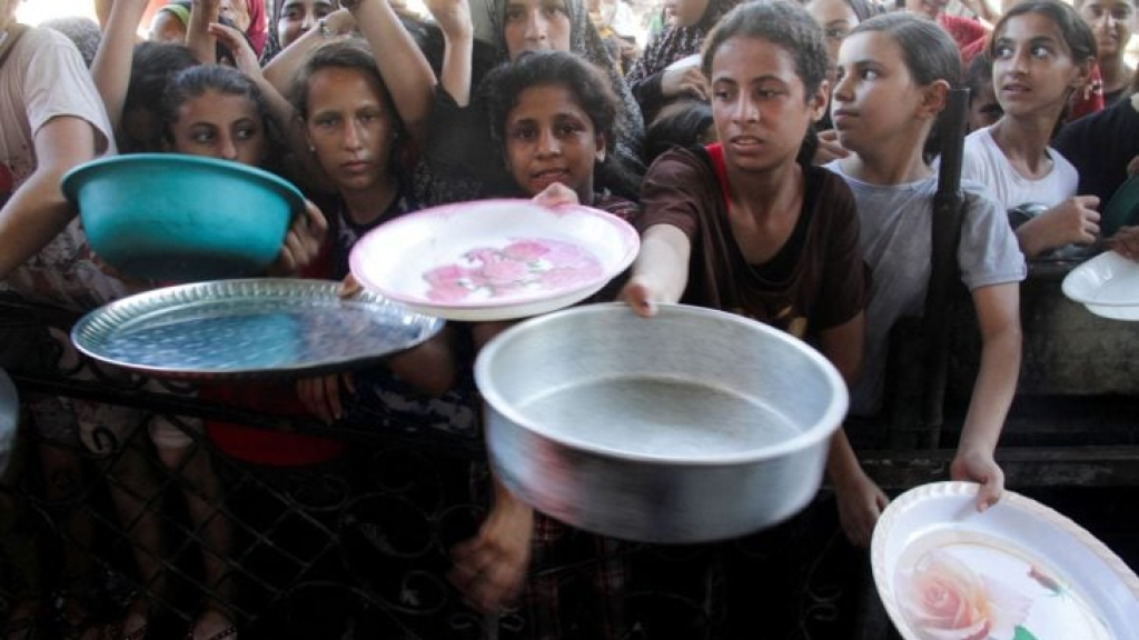 أزمة رغيف الخبز تعود وتهدد بتفشي المجاعة.. والدفاع المدني: 90% من سكان غزة يعيشون واقعاً مريراً