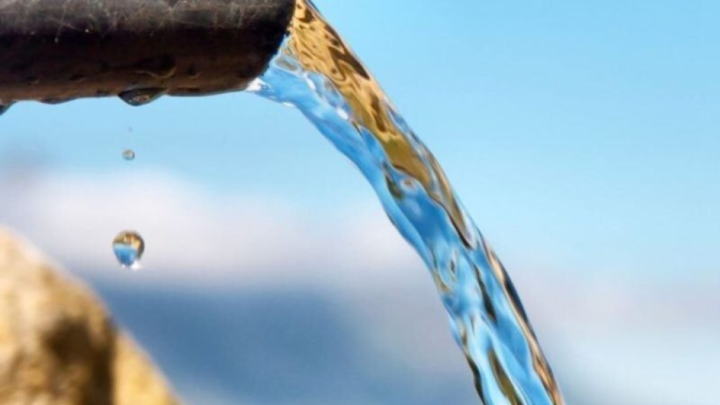 مياه لبنان الجنوبي تتسلم خزانات مياه من الصليب الأحمر لدعم المدارس