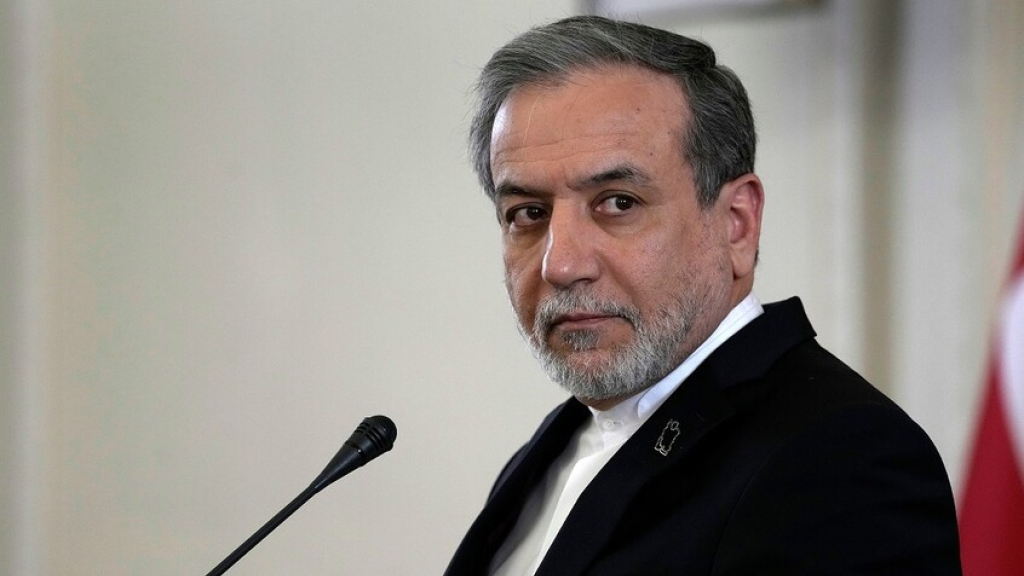 وزير الخارجية الإيراني يجري اتصالات هاتفية مع نظيريه المصري والباكستاني لبحث التصعيد في المنطقة