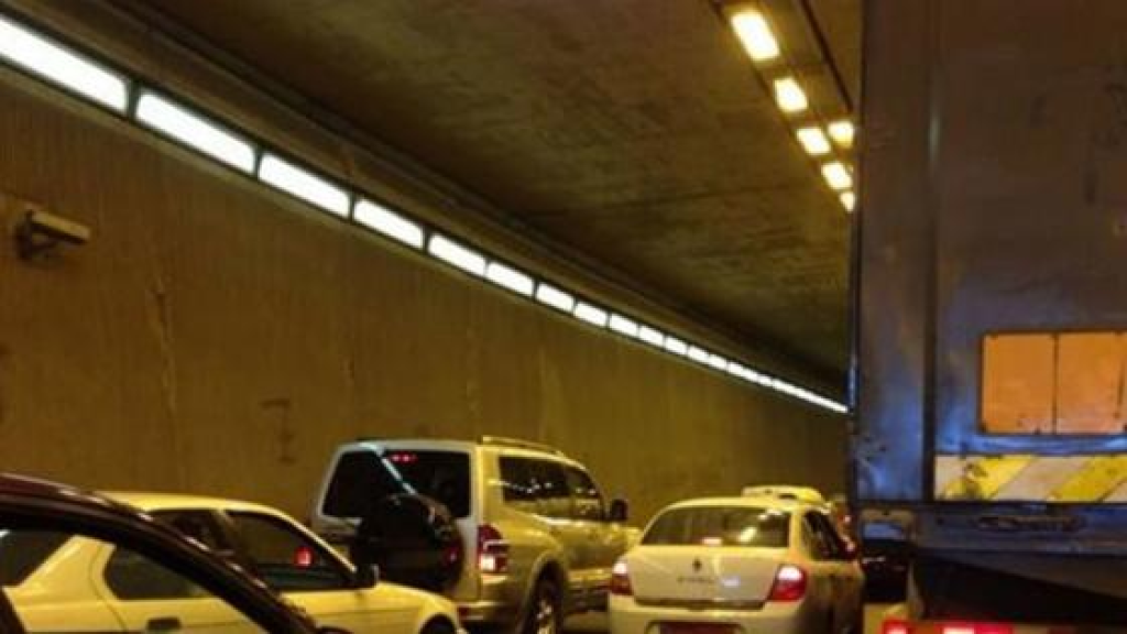 زحمة سير خانقة عند نفق المطار.. اليكم ما جرى