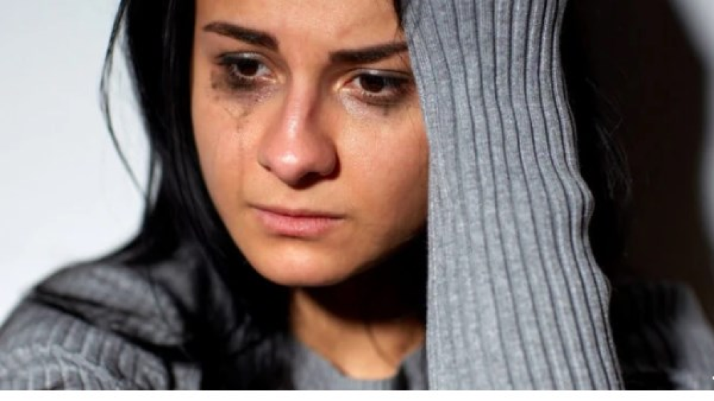 عنصر رئيسي يجعل البكاء سبباً لتحسين مزاجك.. دراسة علمية تكشف