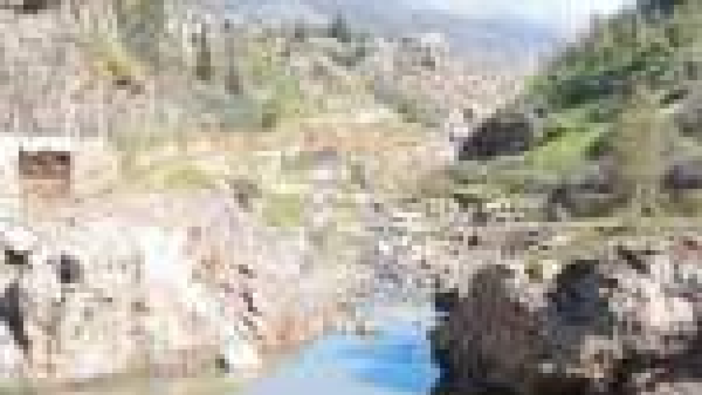 تدمـ..ـير جسر سحمر الأثري بغـ..ـارة 