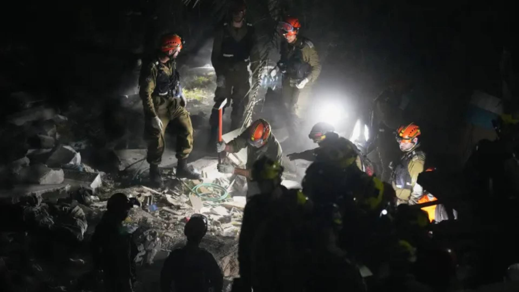 إعلام عبري: جهود لإنقاذ عالقين تحت الأنقاض في حيفا (فيديو)