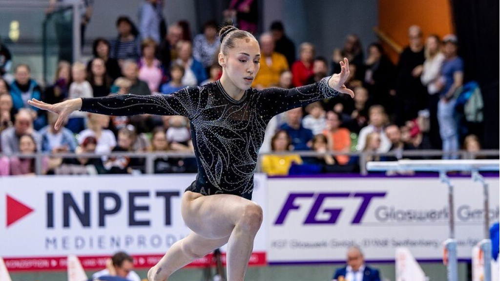 النجمة الجزائرية كيليا نمور تواصل انتصاراتها في كأس العالم للجمباز (فيديو)