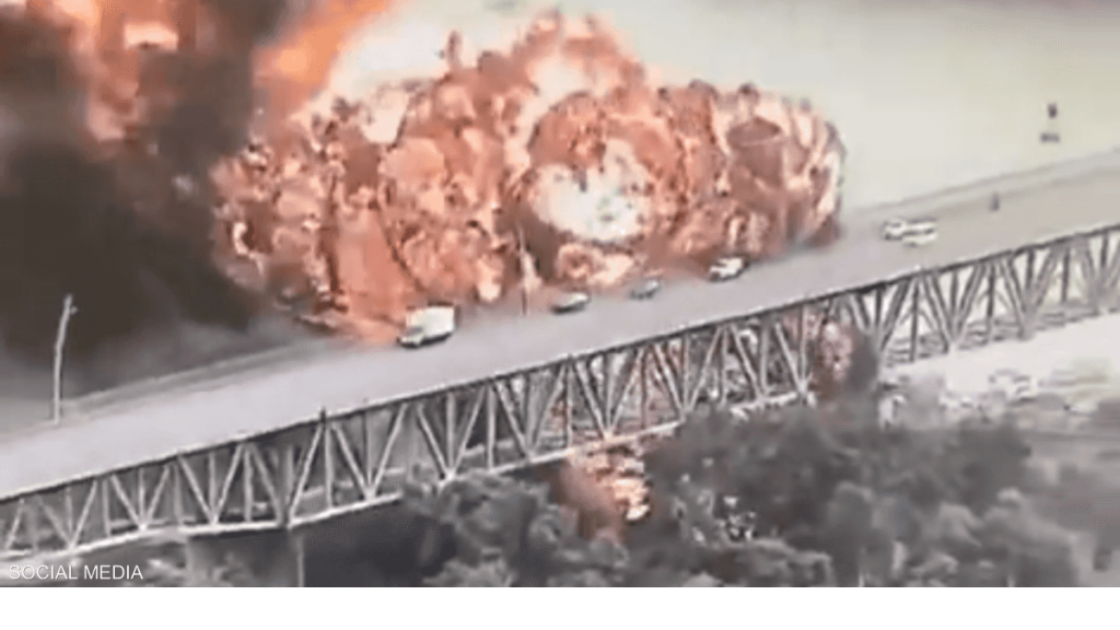 انفجار شاحنة وقود قرب جسر يعبر قناة بنما (فيديو)