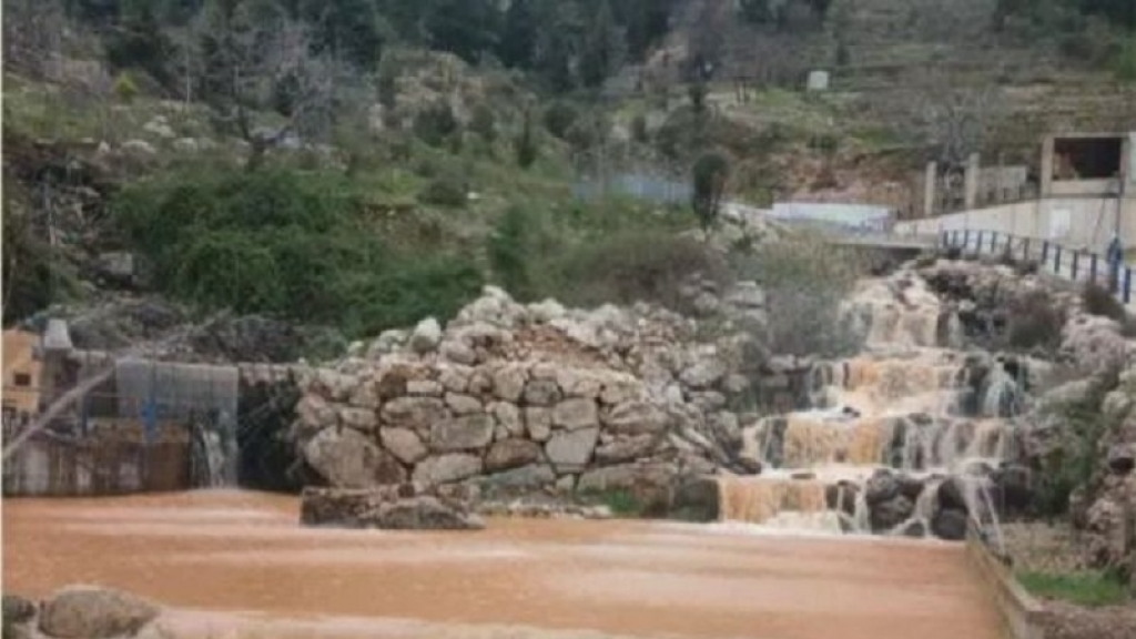 تحول مياه الضنية إلى موحلة بعد تفجر الينابيع