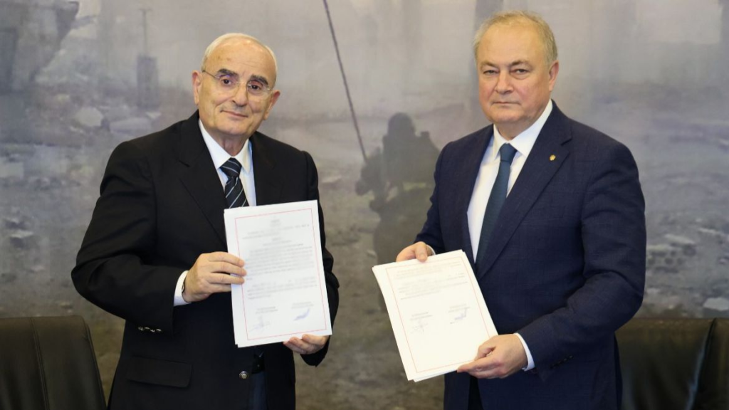 وزير الدفاع ميشال منسى يبحث مع السفير الروسي دعم لبنان ويوقّع اتفاقية تعاون عسكري – تقني