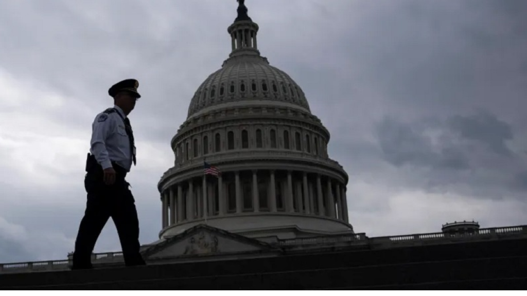 “الحزب الديمقراطي” في “الكونغرس”: ترامب مختل تماماً.. ولانهاء الحرب فوراً!