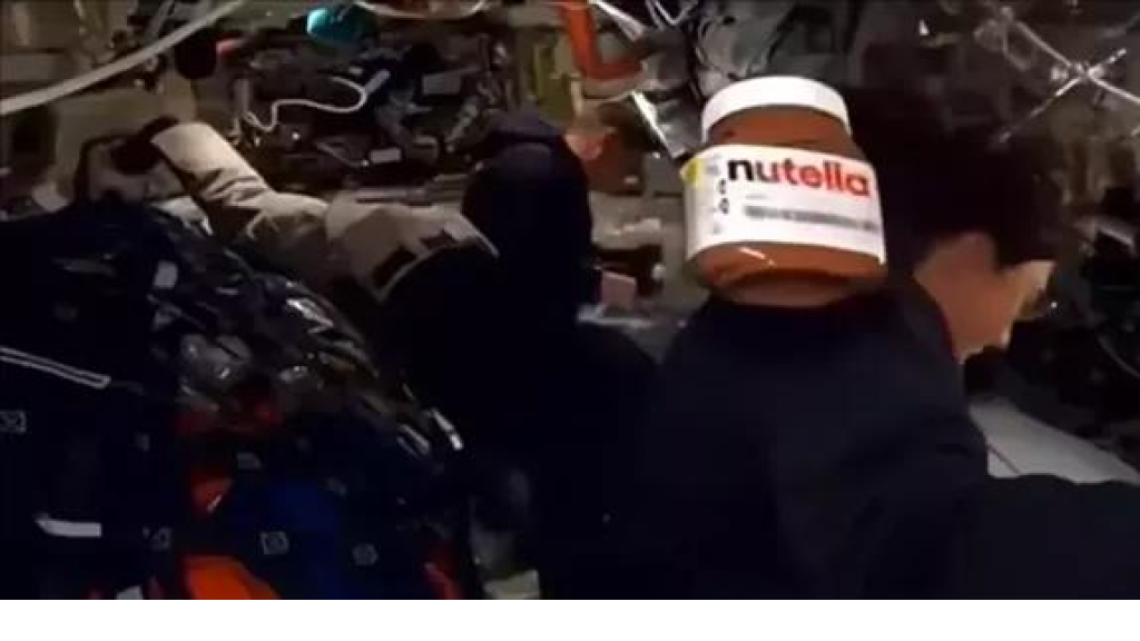 شاهد.. عبوة نوتيلا تطفو في الفضاء وتخطف الأضواء (فيديو)