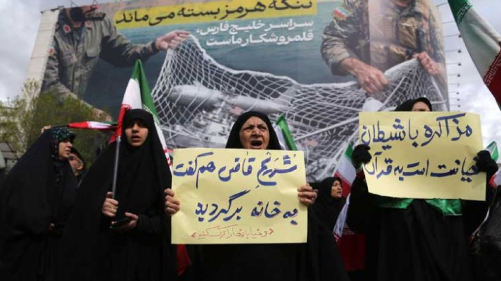 الحرس الثوري الإيراني يؤكد أن “الإصبع على الزناد” رغم الهدنة مع واشنطن