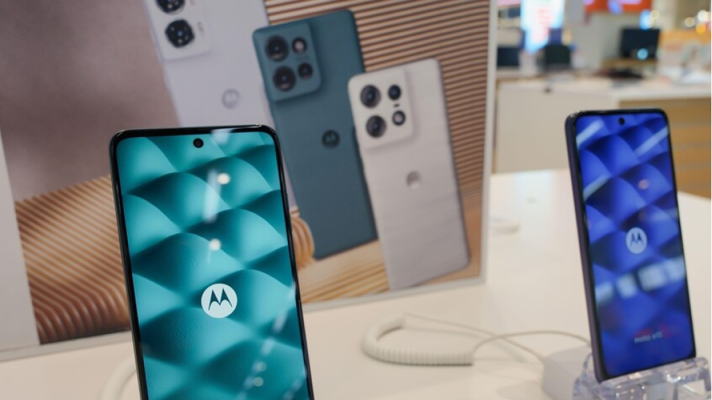 موتورولا تعلن عن منافسها الأحدث لهواتف الفئة العليا من سامسونغ