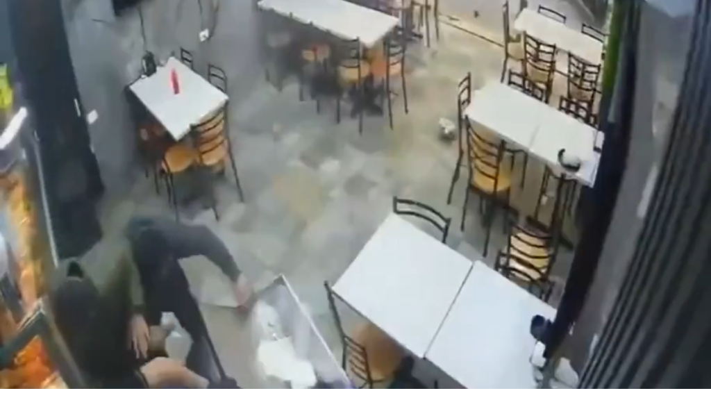 (فيديو) لحظات مرعبة: كاميرات المراقبة توثق الغارة الإسرائيلية على 