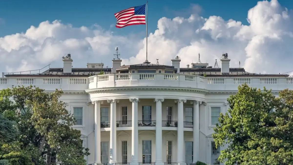 رهانات بمئات الملايين قبل قرار ترامب… والبيت الأبيض يحذّر