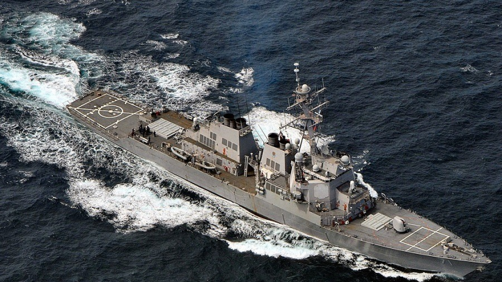 مدمّرة أميركية تتراجع عن مضيق هرمز بعد تحذير إيراني حاسم
