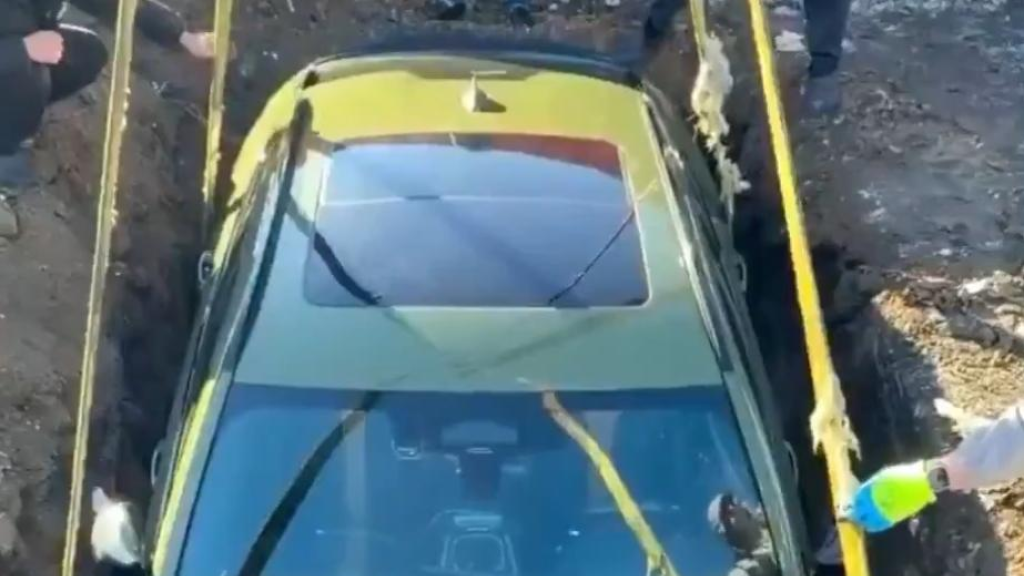 مالك سيارة يقرر دفنها بسبب كثرة مشاكلها (فيديو)