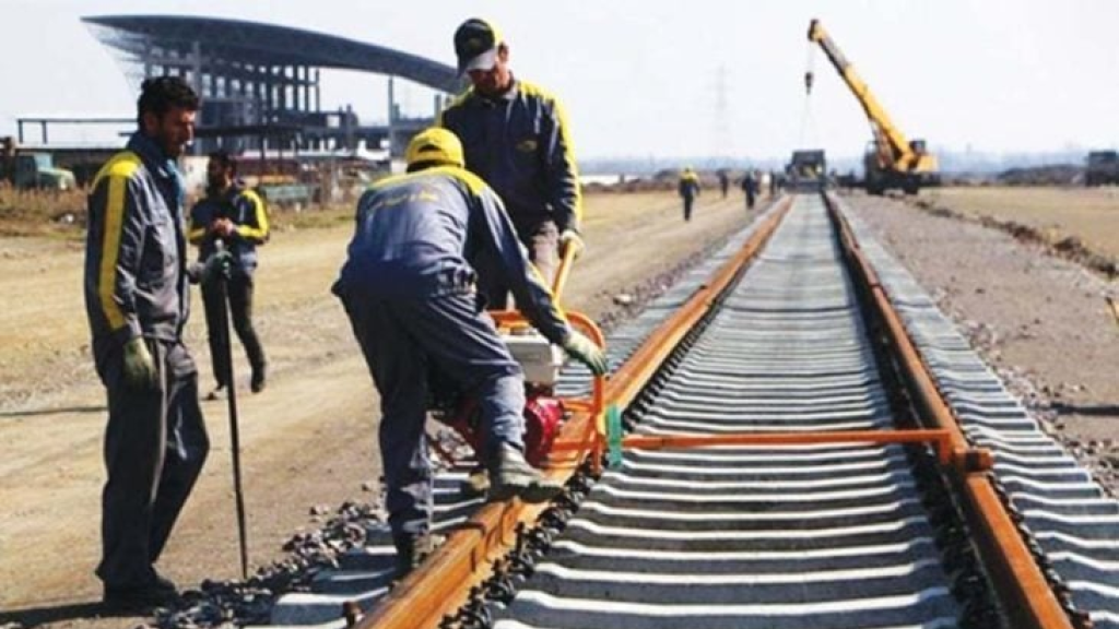 إيران تستأنف خدمات السكك الحديدية على خطوط تضررت بفعل الحرب