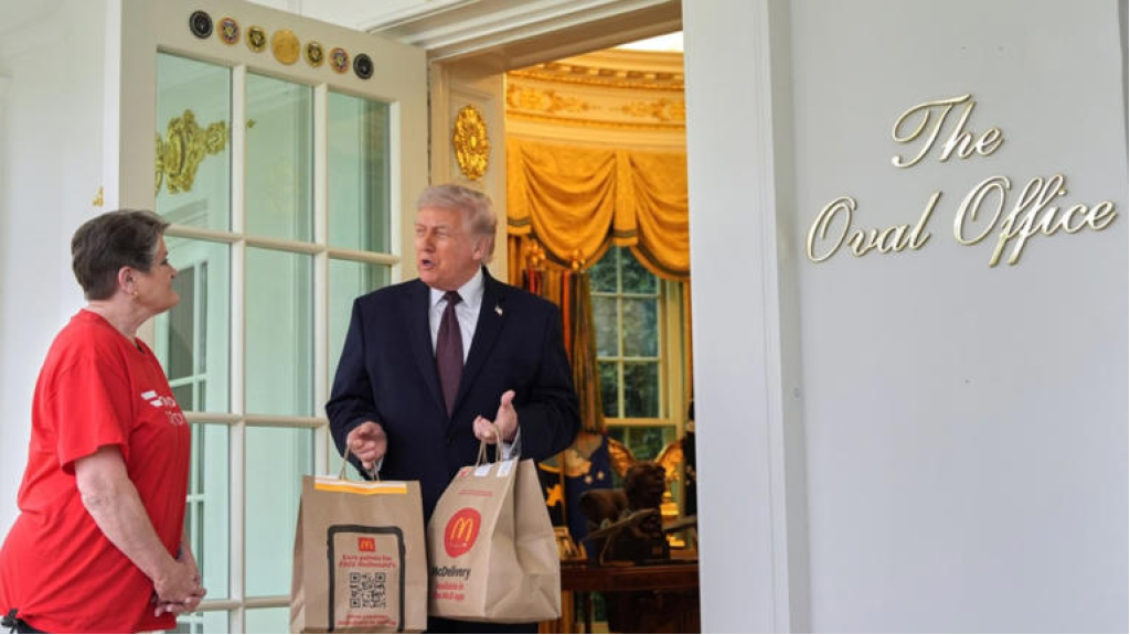 «دليفري على باب ترامب».. سيدة في البيت الأبيض تخطف الأضواء (فيديو)