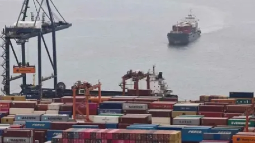 على متن 5 سفن.. الصين تمد إيران بمكونات 785 صاروخًا باليستيًا | إرم نيوز