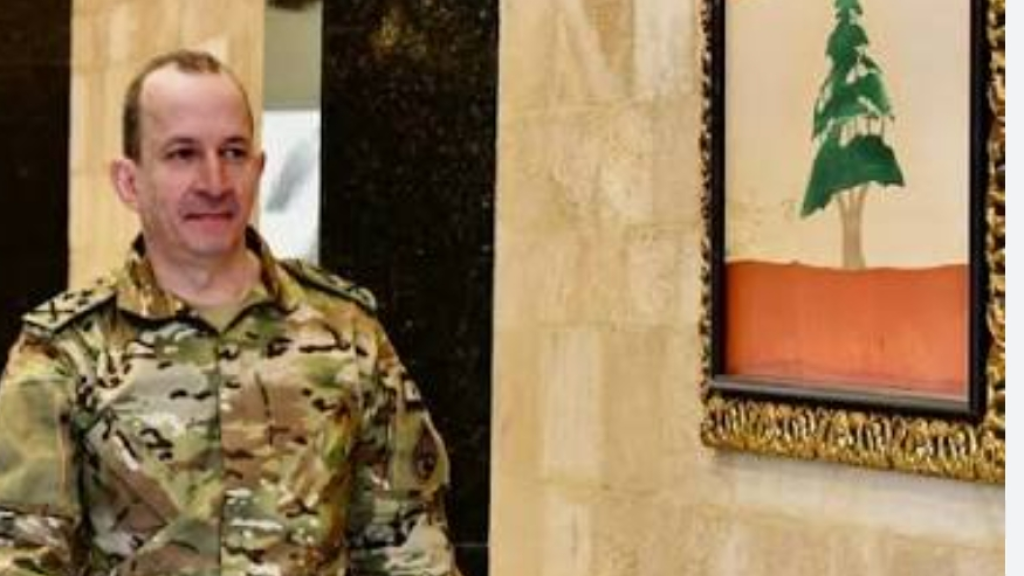 قائد الجيش يقدّم التعازي بشهداء أمن الدولة في الاعتداء على سرايا النبطية