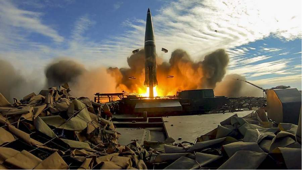 القوات الروسية تشن هجمات قوية على قطاعي الطاقة والنقل الأوكراني