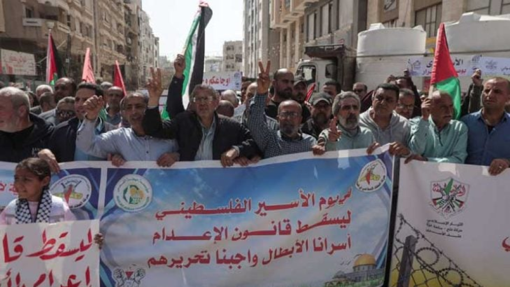 الفلسطينيون يحيون “يوم الأسير”.. أكثر من 9600 معتقل يتعرضون لأبشع الانتهاكات