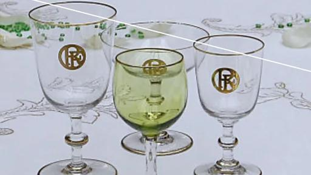 فضيحة بيع أواني الإليزيه على الإنترنت.. 