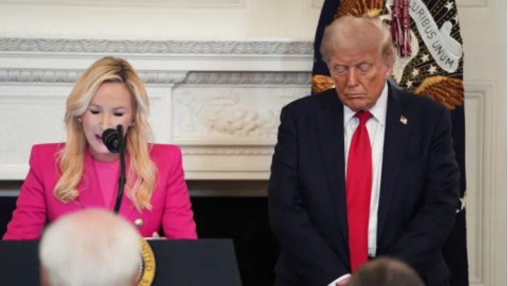 “الرب يتحدث لها عبره”..”مشعوذة” ترامب تعلن: نسخة “إنجيل بولا وايت” قريبا