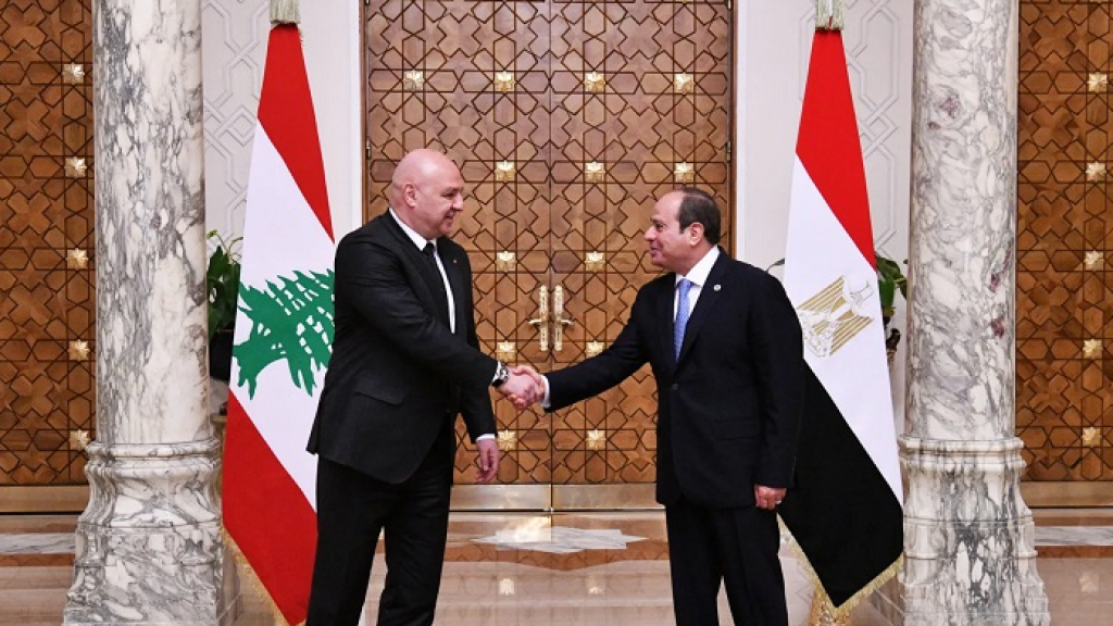 السيسي يتصل بعون: نقف إلى جانب الشعب اللبناني