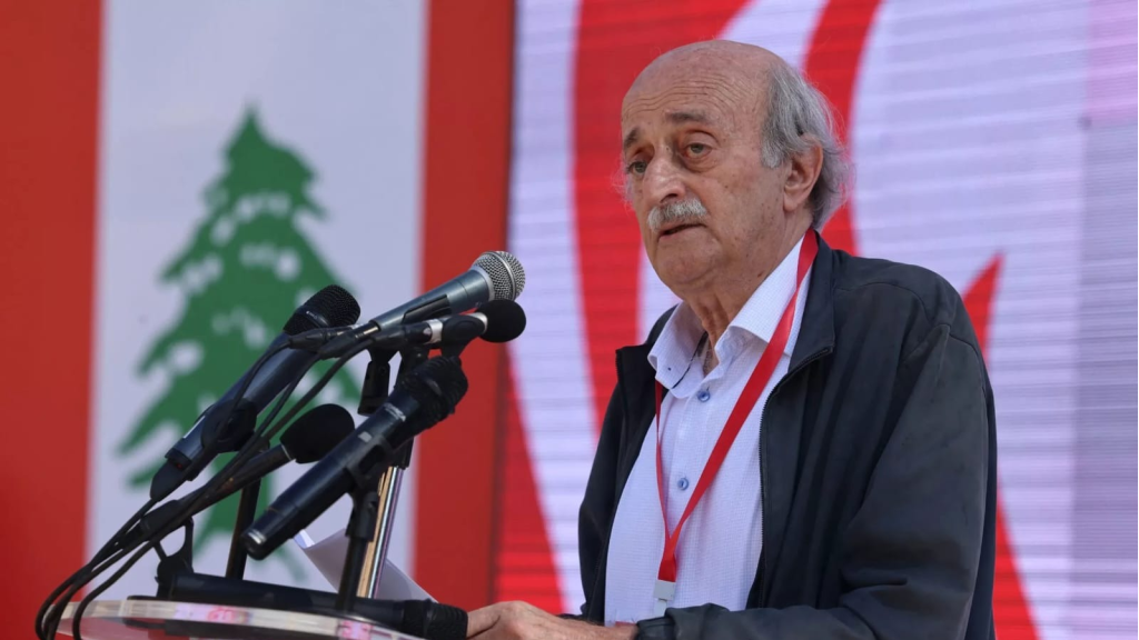 جنبلاط يحيي أهل الجنوب على صمودهم ويرفض الكلام بأن يقوم الجيش بنزع سلاح حزب الله