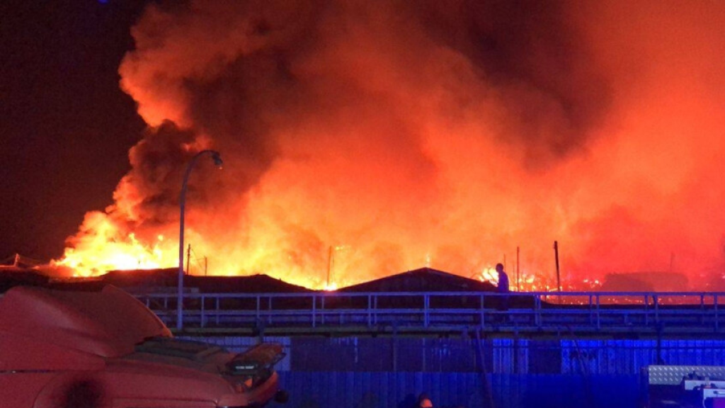 حريق ضخم يدمر 200 منزلاً في ماليزيا ويشرد المئات! (فيديو)