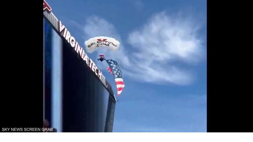 بالفيديو.. عرض يتحول إلى كارثة بارتطام مظلي في شاشة عملاقة