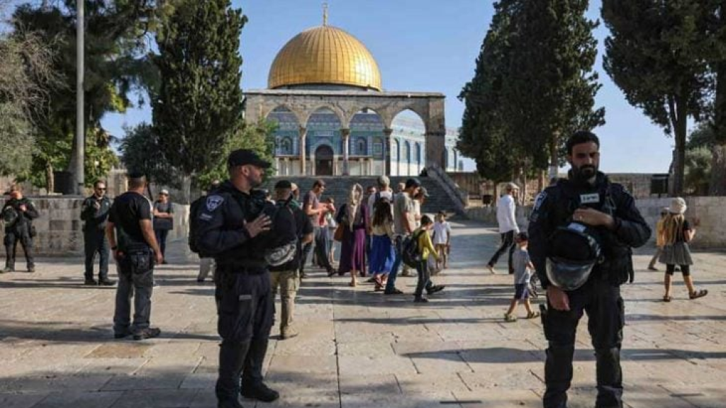 150 مستوطنا إسرائيليا يقتحمون المسجد الأقصى بحماية الشرطة