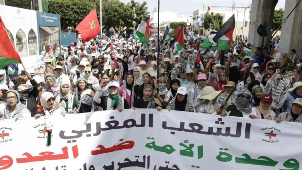 المغرب: عشرات الآلاف يخرجون في مسيرة حاشدة منددين بقانون الإعدام ومطالبين بإنهاء التطبيع مع إسرائيل