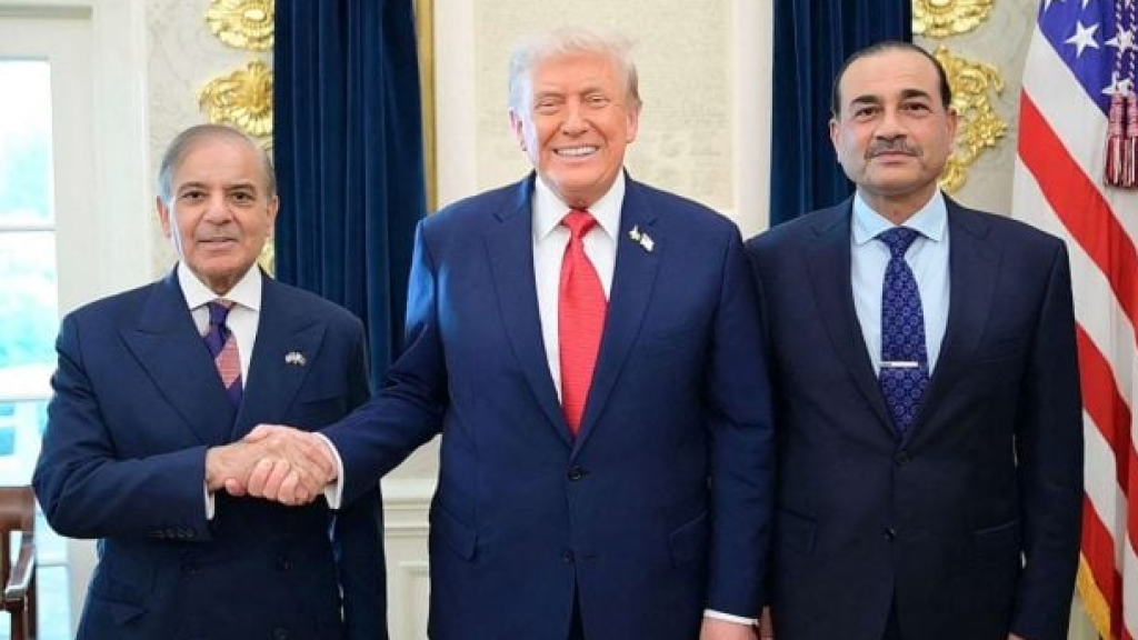 رغم نصيحة باكستان لترامب.. حركة الشحن عبر مضيق هرمز متوقفة تماما اليوم الاثنين