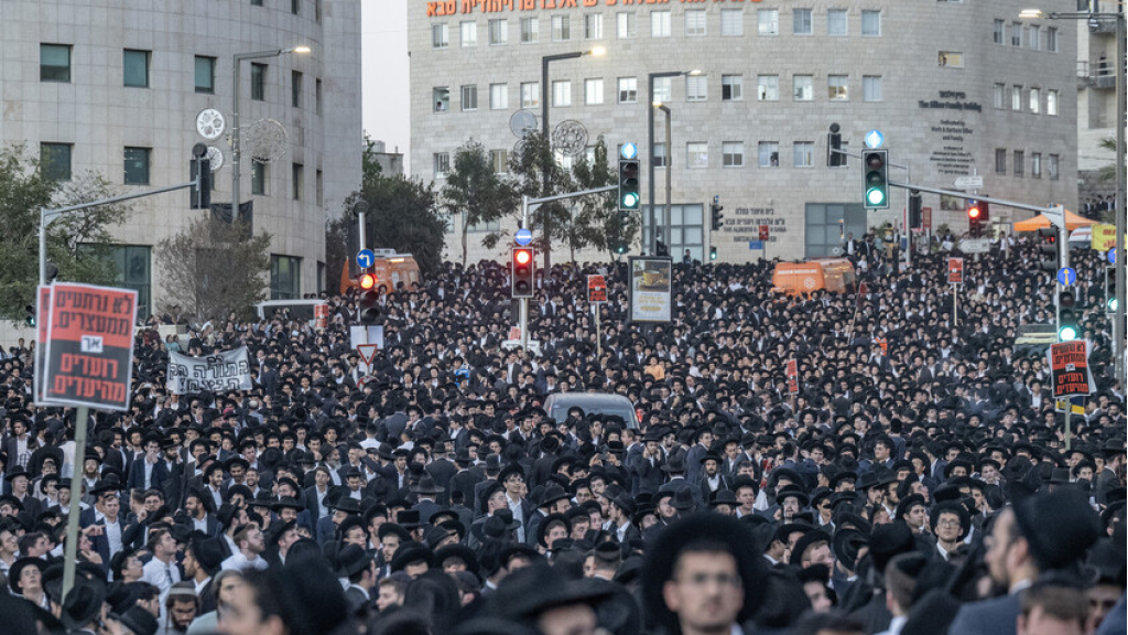 حين يتحول الرمز إلى ساحة صراع يهدد الوجود.. لماذا يمزق إسرائيليون علم إسرائيل؟ (فيديو)