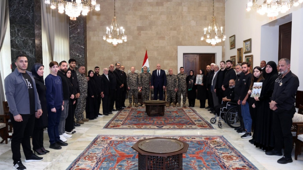 ‏رئيس الجمهورية العماد جوزاف عون التقى اهالي شهداء امن الدولة وقدم لهم التعازي باستشهاد أبناءهم في قصف إسرائيل لسرايا النبطية